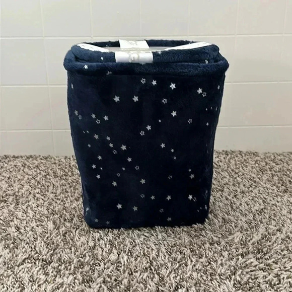 New! Avery Stars 2-Piece Storage Set
UGG® - Navy - Picture 3 of 3